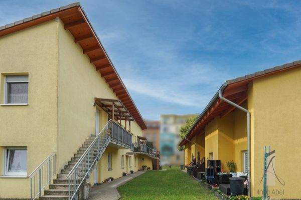 Blick zwischen beide Häuser