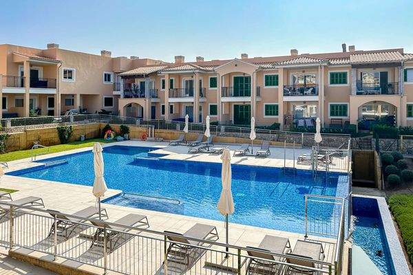 Blick auf Poolanlage