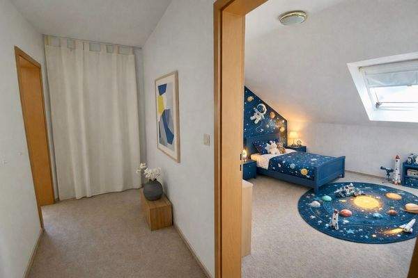 27) DG: Flur zu den jeweiligen 4 Schlafzimmern.