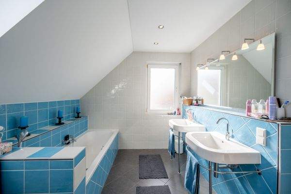 Badezimmer im OG (Ansicht: Doppelwaschbecken, Badewanne)