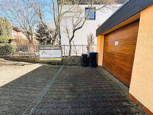 Garage mit Vorplatz.jpeg