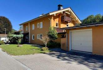Außenansicht mit Garage
