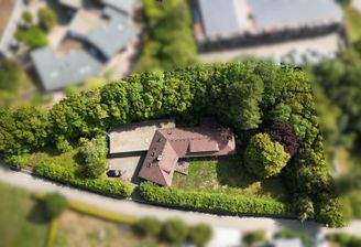 Luftaufnahme des gesamten Anwesens mit Grundstück
