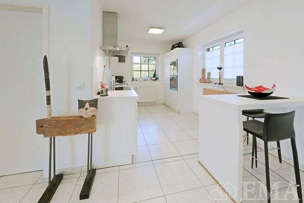 Küche mit Einbauküche und Essplatz