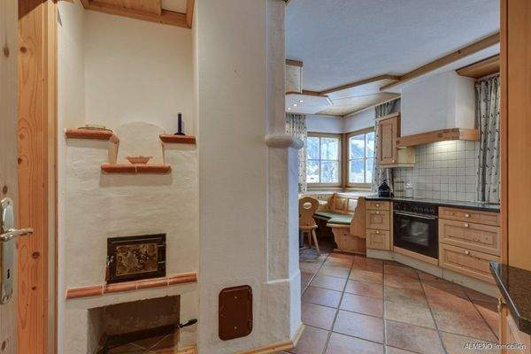 Bella Cucina Mit angenehmen Kachelofen 