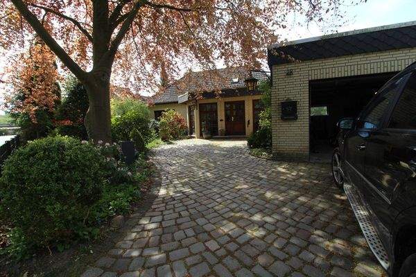 1 - Exquisite Zufahrt mit Garage