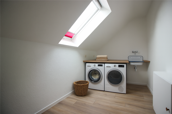 Heller Hauswirtschaftsraum unter Dachschräge