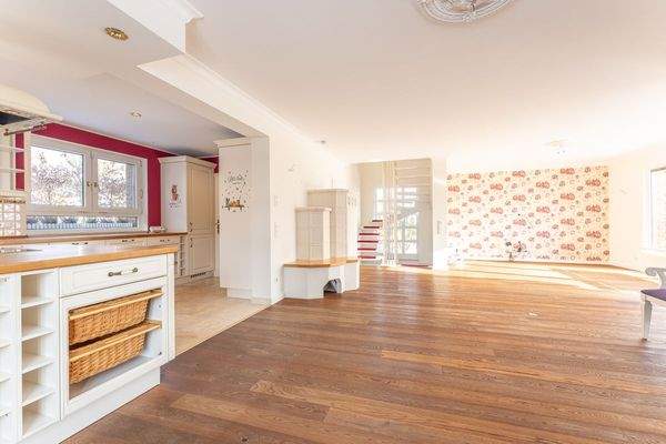 Blick vom Essbereich zur offenen Küche und das Woh