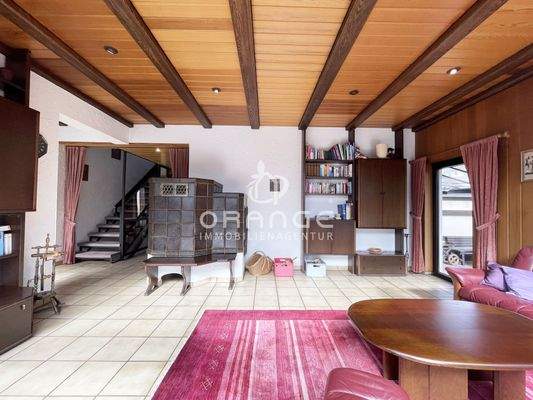 ...mit Kachelofen...