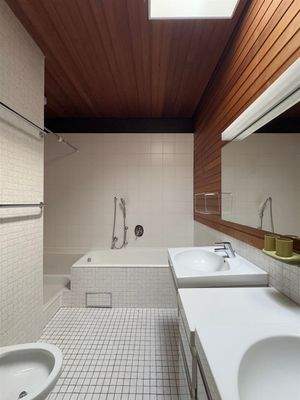 ... und das größere Bad mit Dusche und Badewwanne