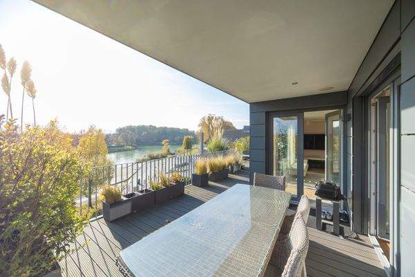 Großzügige Dachterrasse mit Blick auf die Kanalpromenade