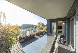 Großzügige Dachterrasse mit Blick auf die Kanalpromenade