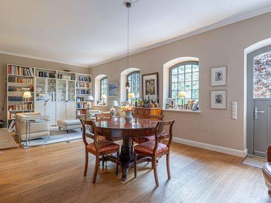 stilvolles Wohnen mit Zugang zu Terrasse/Garten