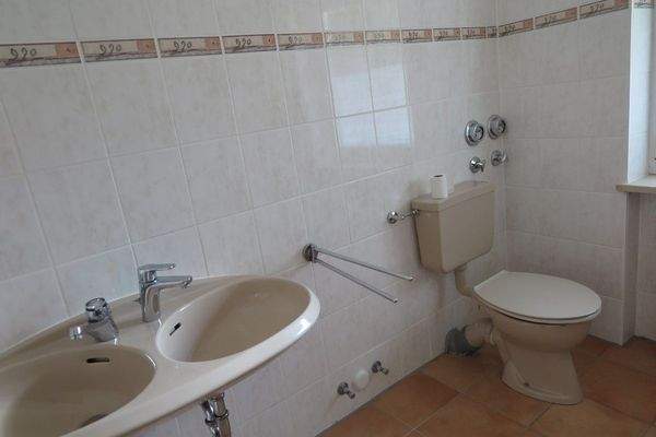 Badezimmer Waschbecken mit WC