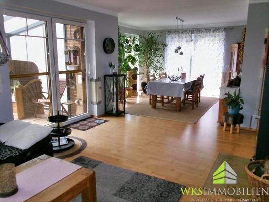 Wohnbereich mit Zugang zur Terrasse