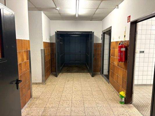 Durchgang Lastenaufzug