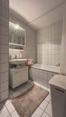 Innenliegendes Badezimmer mit Badewanne