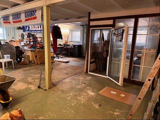 Halle mit abgetrenntem Büro