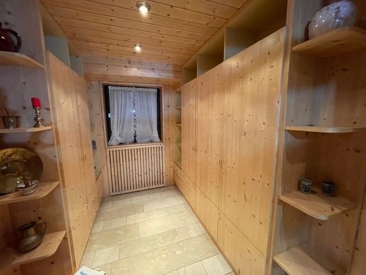 Flur UG m. Einbauschrank