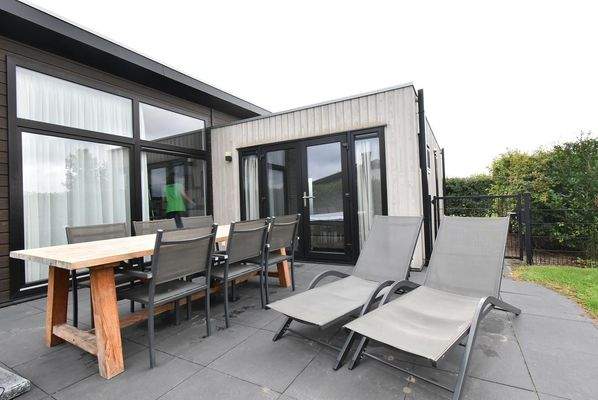 ferienhaus-kaufen-herkingen-modern-terrasse-2025.webp003