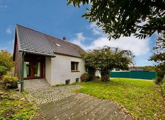 Rückansicht und Eingang des Haupthauses