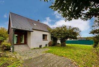 Rückansicht und Eingang des Haupthauses