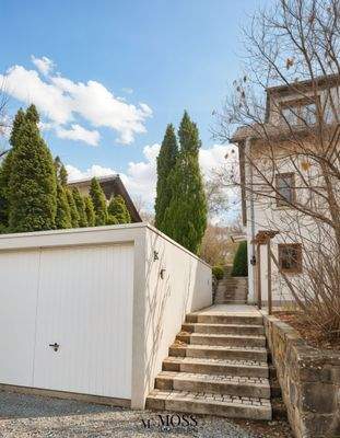 Garage und zwei PKW Stellplätze  - KI bearbeitet