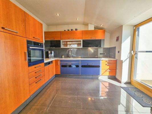 Helle, offen gestaltete Küche 