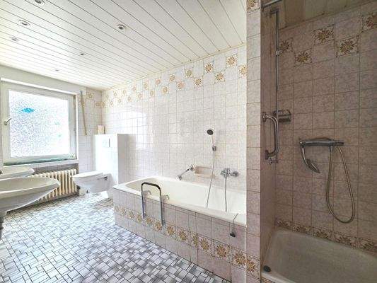 Tageslichtbad mit Dusche und Wanne