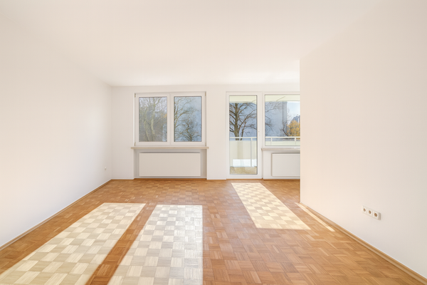 Wohnbereich mit Zugang auf Balkon.