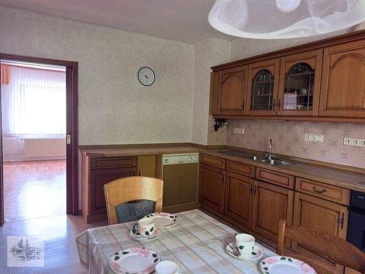 Küche mit Blick in ein Wohnzimmer