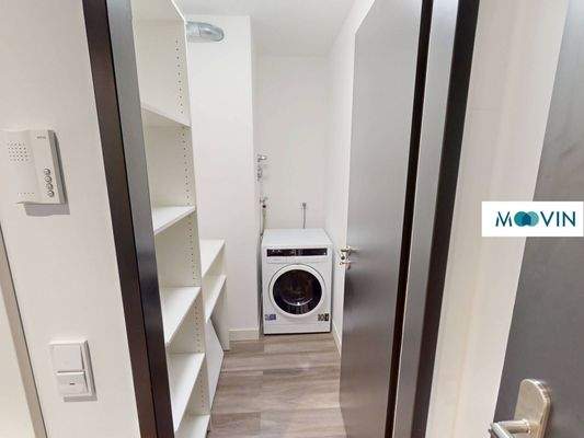 Hauswirtschaftsraum mit Stauraum und Waschmaschine