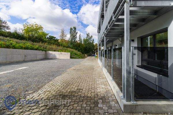 Großer Vorplatz mit Stellplätzen