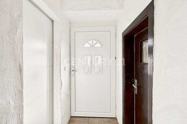 Eingangsbereich mit Zugang zur Wohnung und zum Garagenbereic