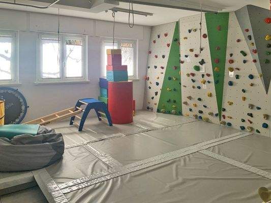 Ergotherapie f Behandlungszimmer