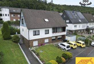 Großes Familienhaus mit Garage und Garten