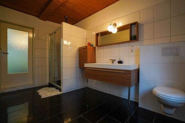 Badezimmer Erdgecshoss 2