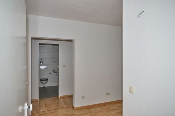 Eingangsbereich mit Blick ins Bad - Musterbeispiel