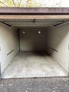 Geräumige Garage mit Licht