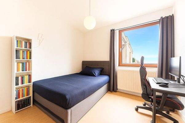 Kind virtuell möbliert