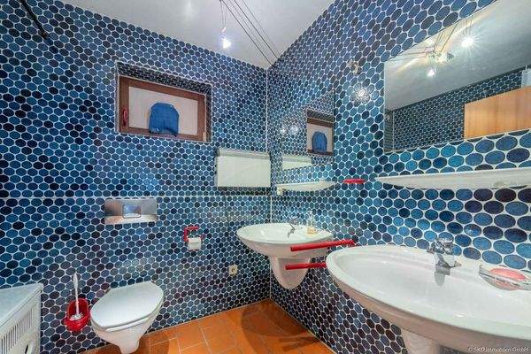 Das Badezimmer der Einliegerwohnung