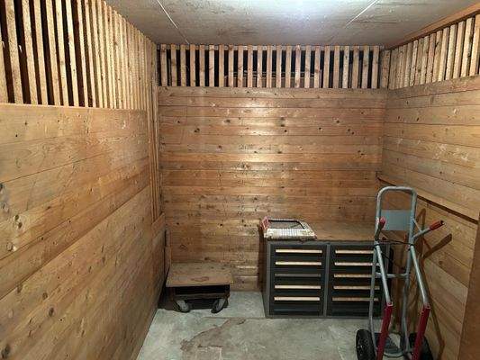 Keller mit Stromanschluss