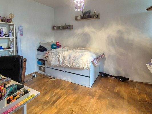 Kinderzimmer mit Zugang zum Balkon