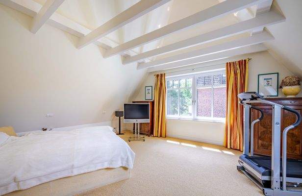 großzügiges Schlafzimmer