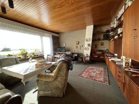 Großes Wohnzimmer mit Balkon