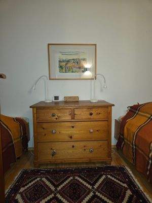 Schlafraum mit Fenster zur Loggia