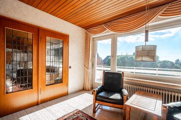 Großzügige Diele mit Zutritt zum Balkon