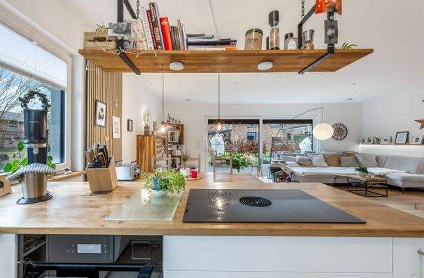 Blick aus dem Küchenbereich in den Wohnbereich