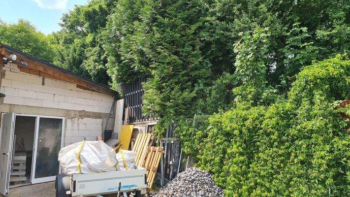 Stellplatz PKW - Seite zu den zwei Garagen