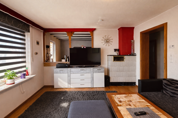 Wohnzimmer mit Kachelofen